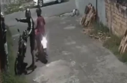 Homem é assaltado ao chegar em casa e tem motocicleta roubada na Maracangalha