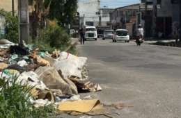 Calçada tomada por lixo obriga pedestres a caminhar na pista na Transcoqueiro