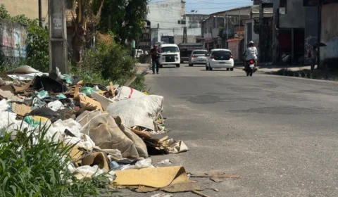 Calçada tomada por lixo obriga pedestres a caminhar na pista na Transcoqueiro