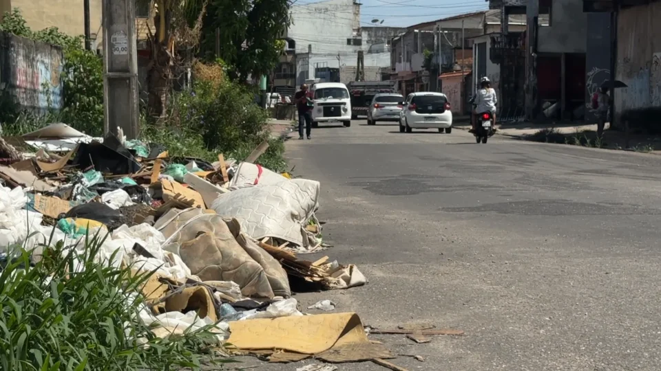 Calçada tomada por lixo obriga pedestres a caminhar na pista na Transcoqueiro