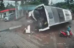 VEJA VÍDEO: Ônibus turístico capota após desviar de scooter e deixa 35 feridos na Índia