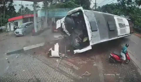 VEJA VÍDEO: Ônibus turístico capota após desviar de scooter e deixa 35 feridos na Índia