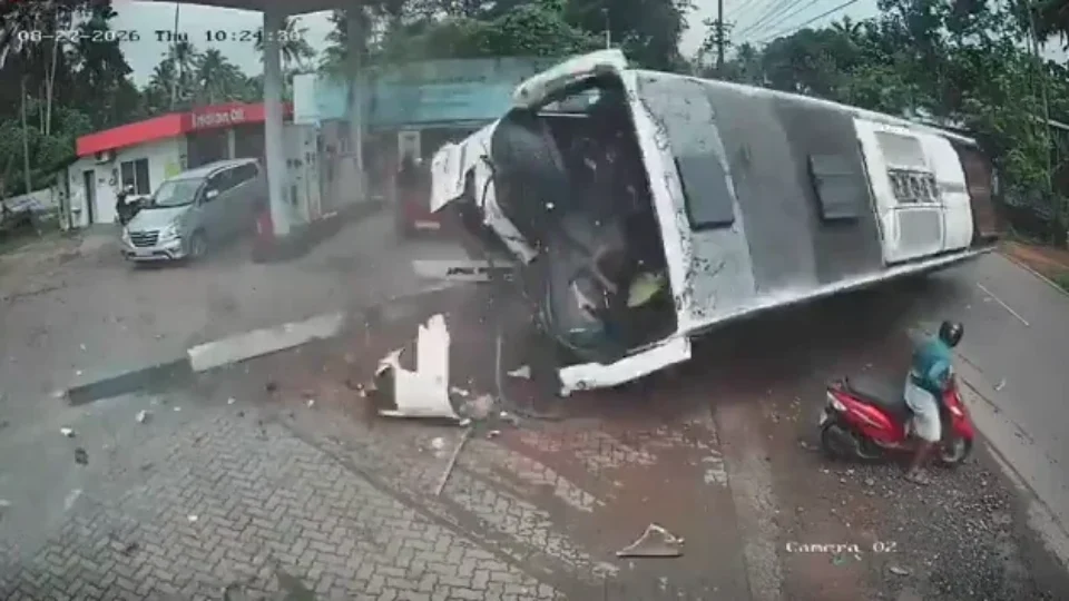 VEJA VÍDEO: Ônibus turístico capota após desviar de scooter e deixa 35 feridos na Índia