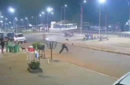 VEJA O VÍDEO | Mãe é atropelada por moto ao tentar salvar filha que entrou em avenida no Pará
