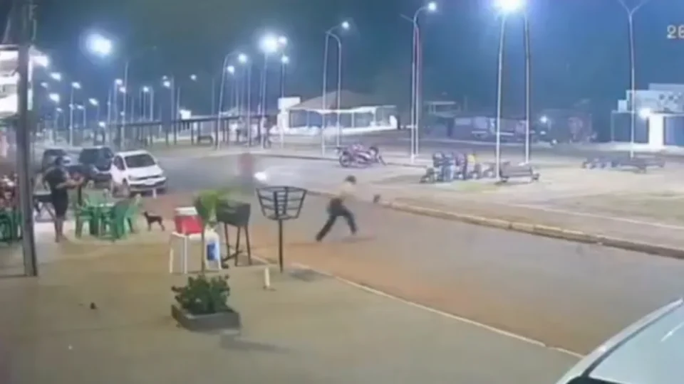 VEJA O VÍDEO | Mãe é atropelada por moto ao tentar salvar filha que entrou em avenida no Pará