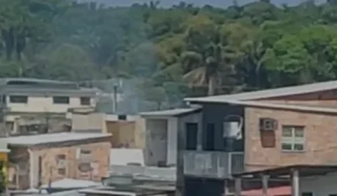 Incêndio destrói casa e mobiliza equipes de emergência no bairro Coroado, em Manaus.