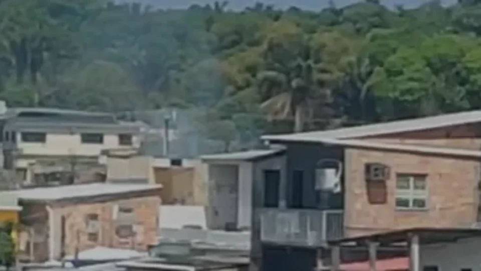Incêndio destrói casa e mobiliza equipes de emergência no bairro Coroado, em Manaus.
