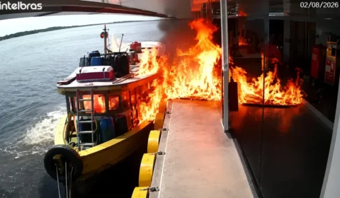 Vídeo: Barco explode durante abastecimento e incêndio destrói embarcação em Barcelos, no Amazonas