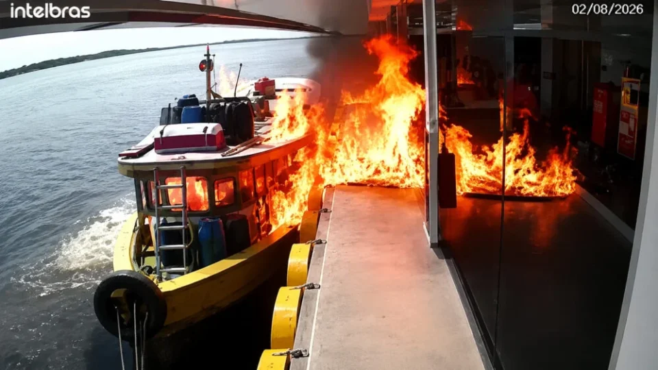 Vídeo: Barco explode durante abastecimento e incêndio destrói embarcação em Barcelos, no Amazonas