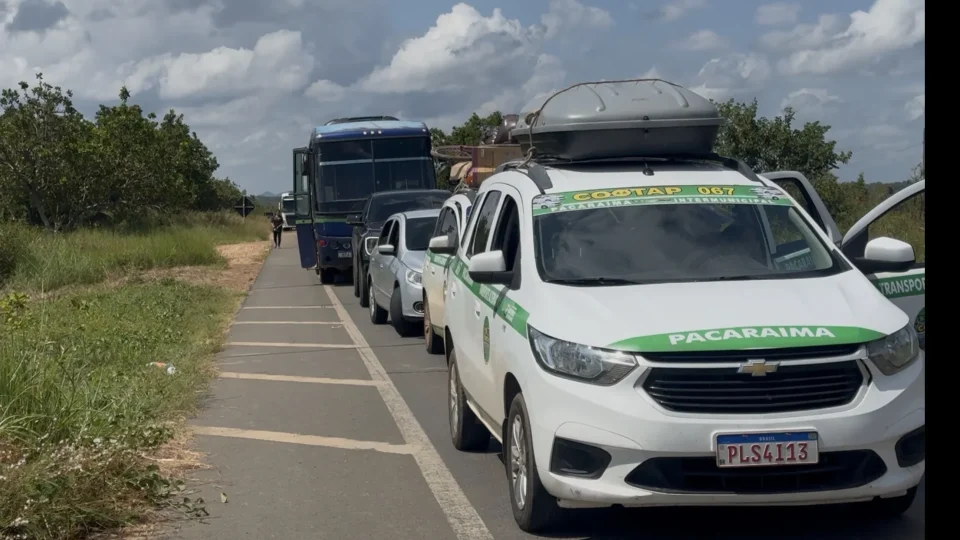Indígenas fecham BR-174 sentido Pacaraima e motoristas esperam cerce de 2 horas para passar