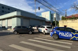 Acidente entre dois carros termina em capotamento no Centro de Porto Velho