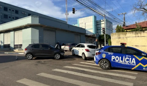 Acidente entre dois carros termina em capotamento no Centro de Porto Velho