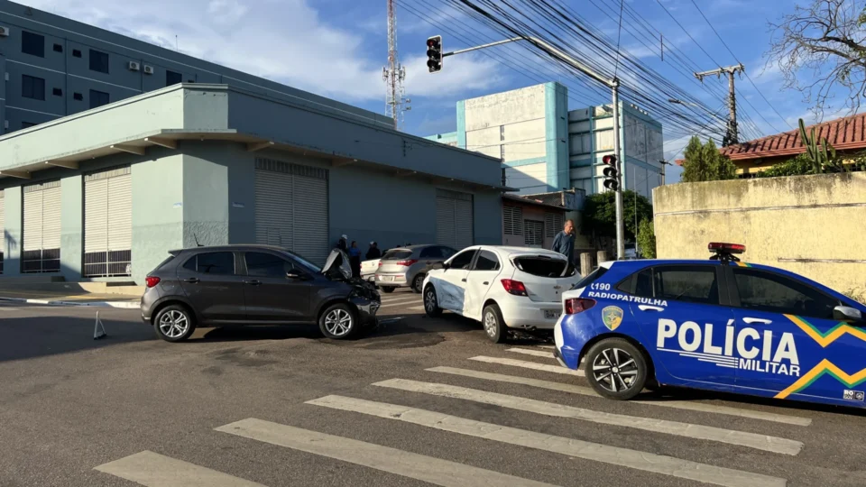 Acidente entre dois carros termina em capotamento no Centro de Porto Velho