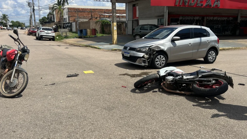 Idoso invade preferencial e provoca acidente entre motos no Centro de Porto Velho