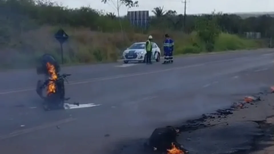 Motociclista morre após colisão com carreta na BR-364, em Pimenta Bueno
