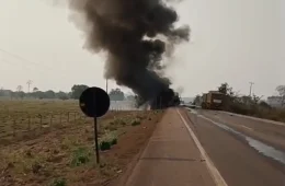 Acidente entre três veículos deixa caminhão baú em chamas na BR-364, próximo a Itapuã do Oeste