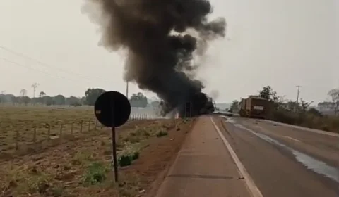 Acidente entre três veículos deixa caminhão baú em chamas na BR-364, próximo a Itapuã do Oeste