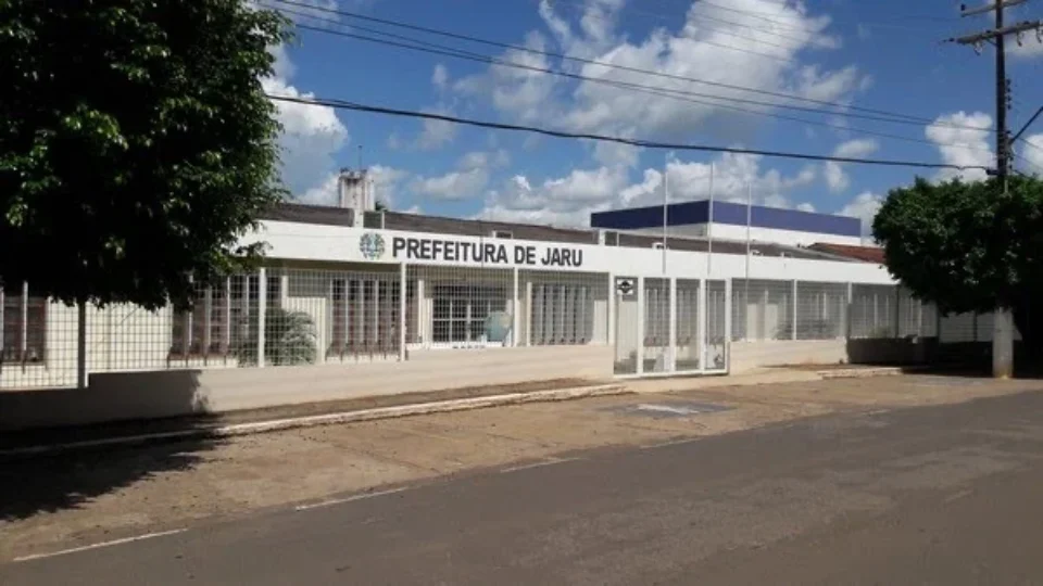 Servidores de Jaru são afastados por 60 dias após serem flagrados em situação íntima dentro de veículo oficial