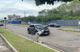 VEJA: Poste desaba sobre carro após caminhão arrastar fiação em Porto Velho
