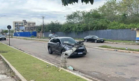 VEJA: Poste desaba sobre carro após caminhão arrastar fiação em Porto Velho