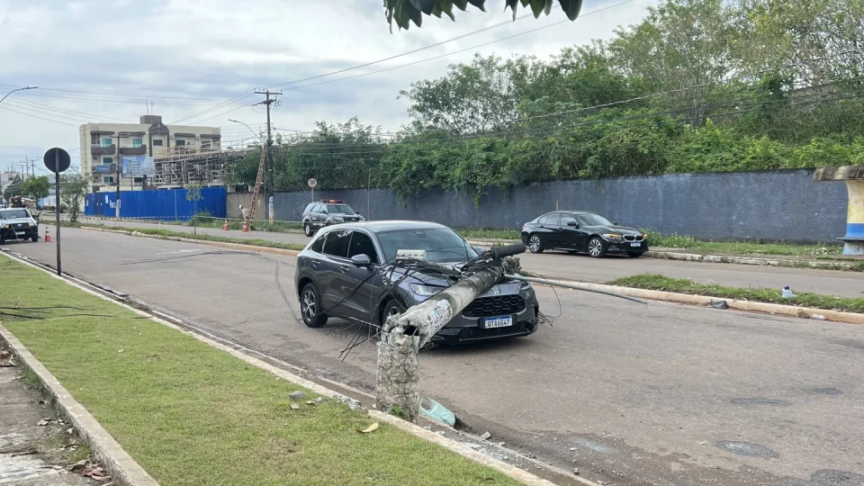 VEJA: Poste desaba sobre carro após caminhão arrastar fiação em Porto Velho