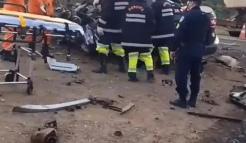 GRAVE: Cinco pessoas morrem em grave colisão entre carreta e caminhonete na BR-364