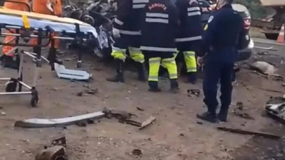 GRAVE: Cinco pessoas morrem em grave colisão entre carreta e caminhonete na BR-364