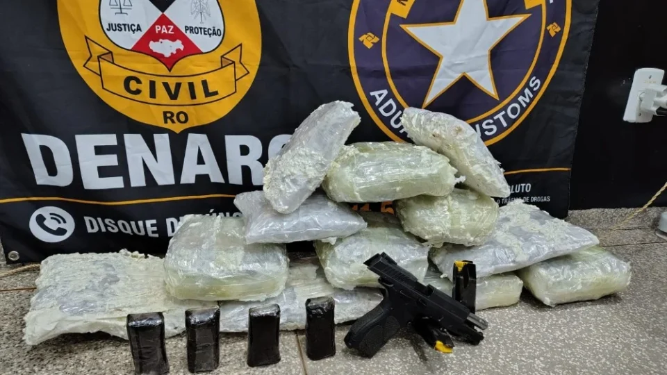 Apreensão de drogas e arma em transportadora de Ji-Paraná