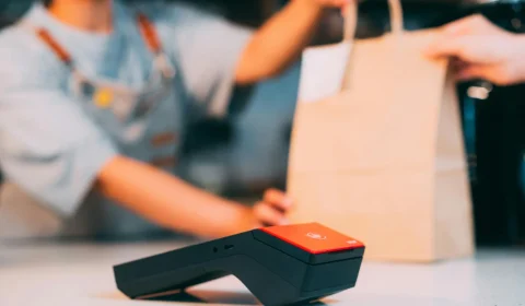 Você ganha mais, mas compra menos. O que está acontecendo?
