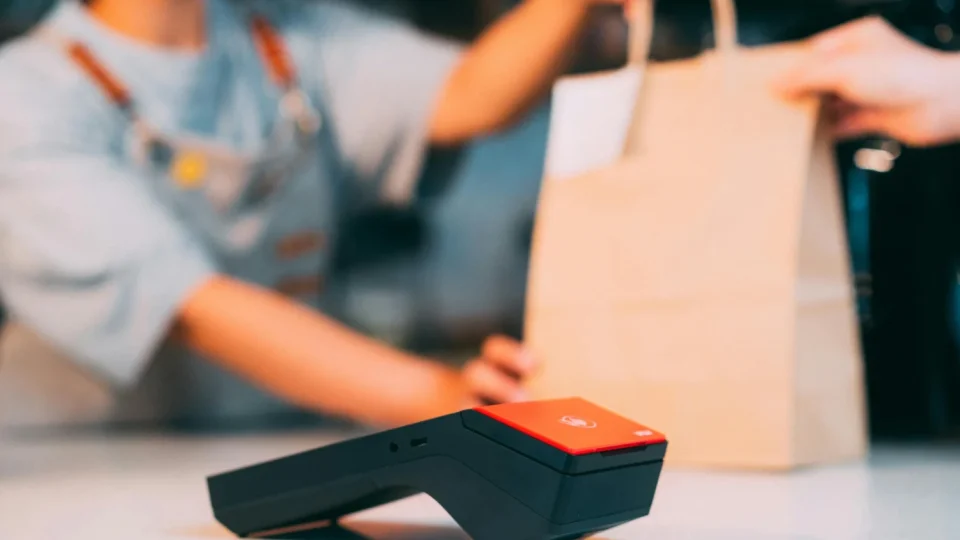 Você ganha mais, mas compra menos. O que está acontecendo?