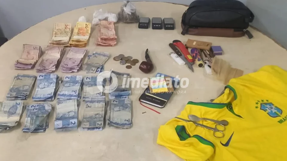 Homem é preso após tentar fugir com drogas, balança de precisão e R$ 750 no bairro Zumbi dos Palmares
