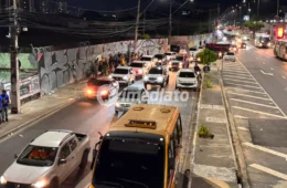 Convenção partidária provoca congestionamento e deixa trânsito caótico na Avenida Constantino Nery, em Manaus