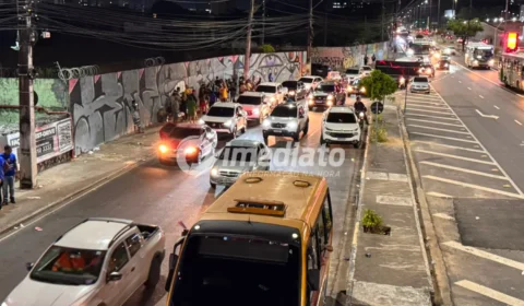 Convenção partidária provoca congestionamento e deixa trânsito caótico na Avenida Constantino Nery, em Manaus