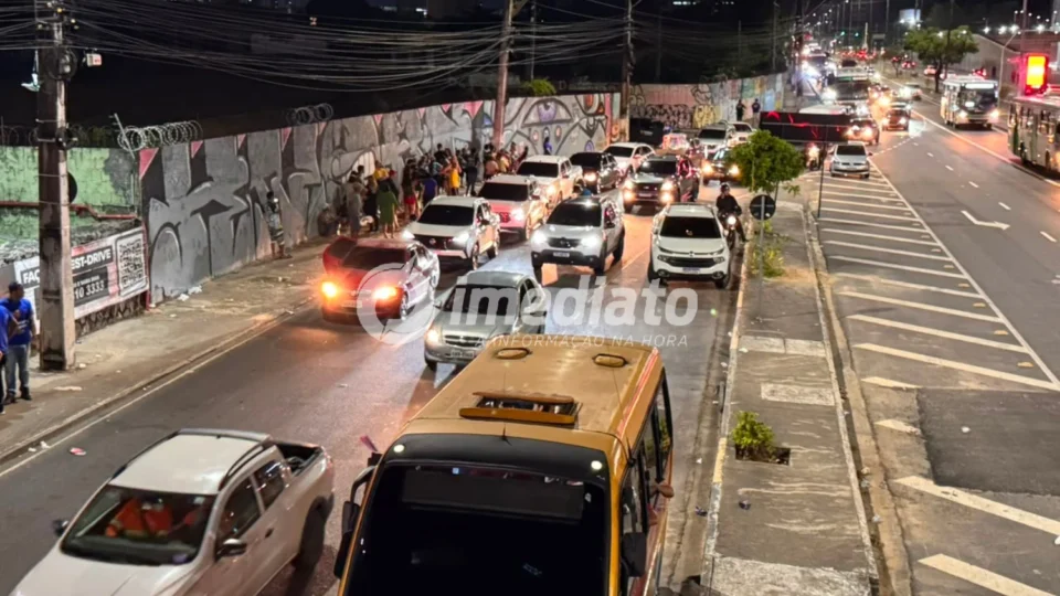 Convenção partidária provoca congestionamento e deixa trânsito caótico na Avenida Constantino Nery, em Manaus