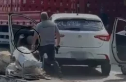 VEJA: Policial atira contra carro de motorista de aplicativo após acidente no Jorge Teixeira