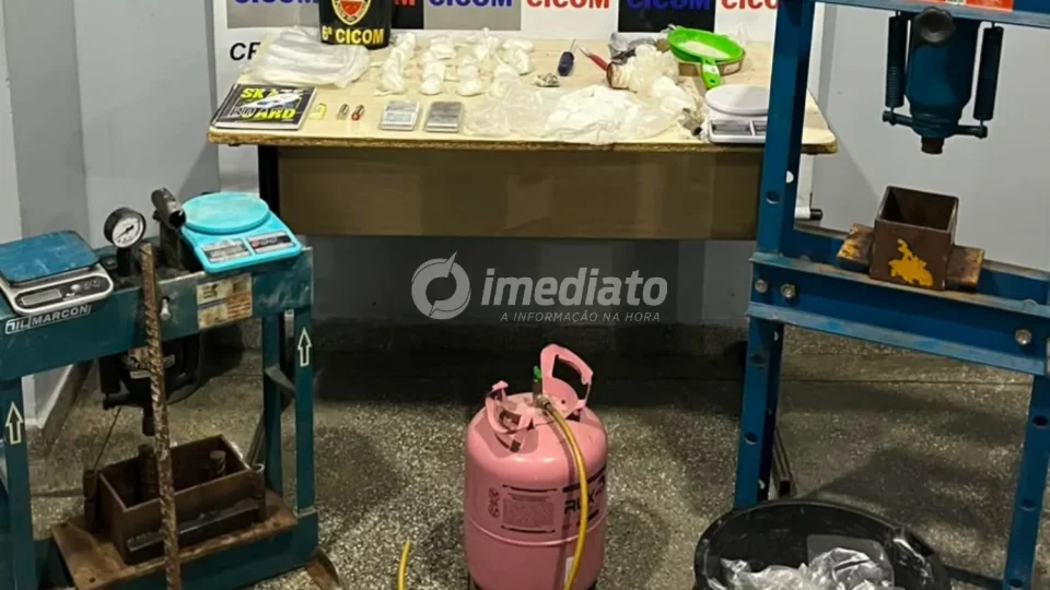 Suspeitos batem em fuga e abandonam quase 1 kg de cocaína em ‘laboratório’ no Riacho Doce