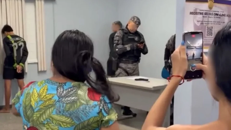 VEJA VÍDEO: Mãe se revolta ao descobrir que filho de 15 anos estaria envolvido em assaltos na Zona Norte de Manaus