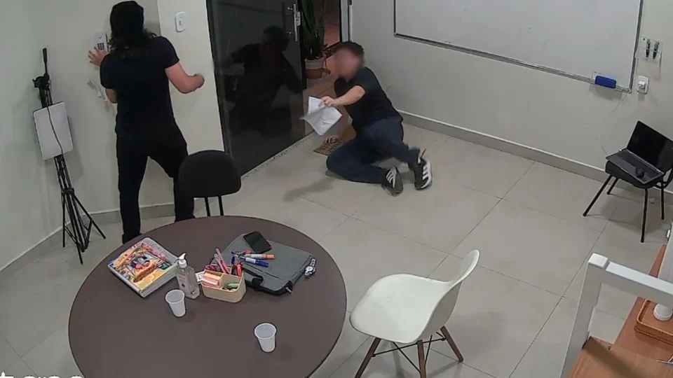 VEJA VÍDEO: Adolescente que desferiu nove facadas em professor durante aula em Manaus é apreendido pela polícia