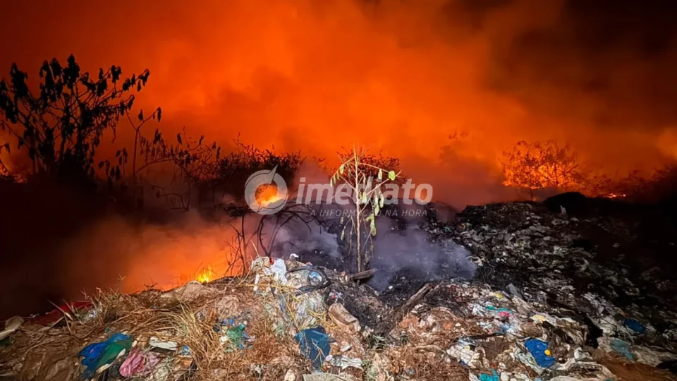 Incêndio no lixão de Iranduba chega ao 2º dia e deve continuar por mais dias, diz comandante do CBMAM