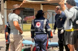 VEJA: Motociclista é atingida ao desviar de buraco e motorista foge sem prestar socorro em Manaus