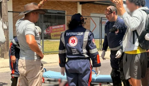 VEJA: Motociclista é atingida ao desviar de buraco e motorista foge sem prestar socorro em Manaus