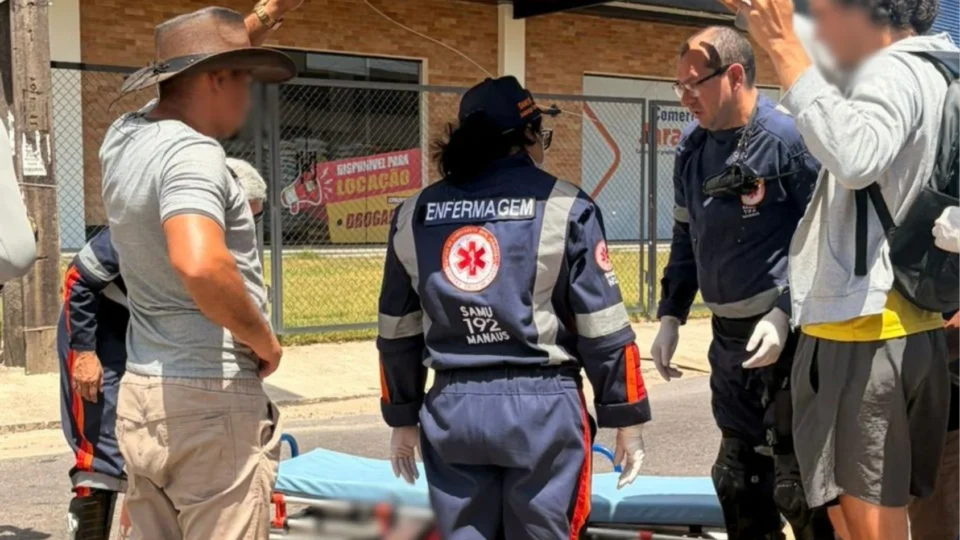 VEJA: Motociclista é atingida ao desviar de buraco e motorista foge sem prestar socorro em Manaus