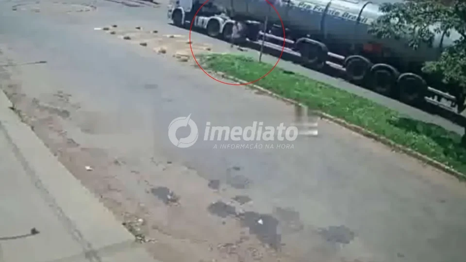 Veja vídeo: Adolescente desafia o perigo ao atravessar por baixo de carreta em Goianésia