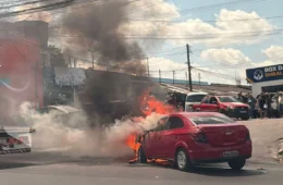 VEJA VÍDEO: Carro pega fogo na Feira do Produtor, em Manaus