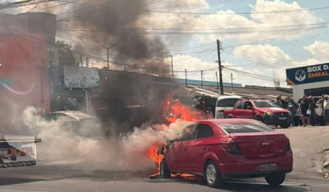 VEJA VÍDEO: Carro pega fogo na Feira do Produtor, em Manaus