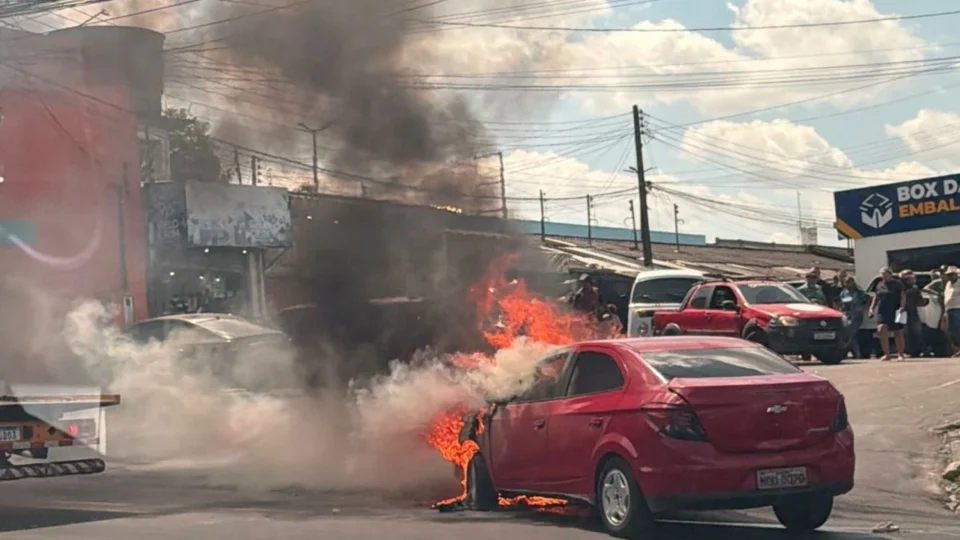 VEJA VÍDEO: Carro pega fogo na Feira do Produtor, em Manaus