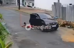 VEJA VÍDEO: Mulher é jogada de carro em movimento e fica gravemente ferida em Manaus