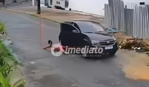 VEJA VÍDEO: Mulher é jogada de carro em movimento e fica gravemente ferida em Manaus