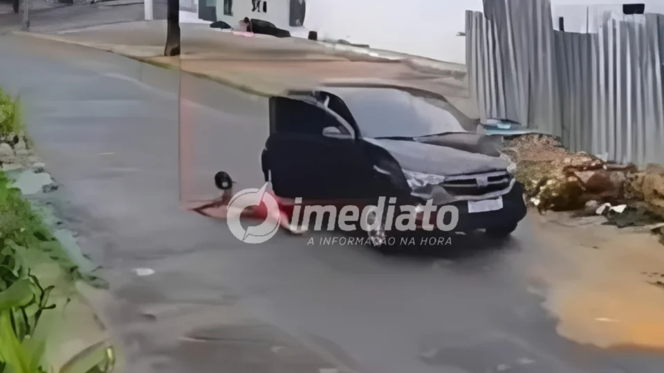 VEJA VÍDEO: Mulher é jogada de carro em movimento e fica gravemente ferida em Manaus