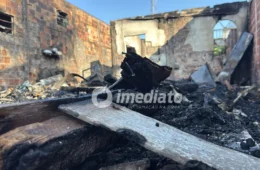 Incêndio destrói casa e atinge outras duas no Armando Mendes; família perde tudo em Manaus